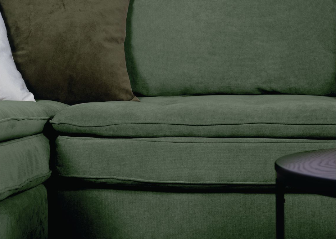 Απεικονίζει τα μαξιλάρια του γωνιακού καναπέ Lisbon Interium σε πράσινο χρώμα.